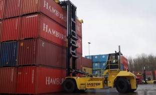 Mönkemöller chooses Hyster for flexible container handling.