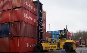 Mönkemöller chooses Hyster for flexible container handling.