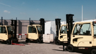 4 Hyster Fortens forklifts with new side battery extraction system for VBI Weurt.