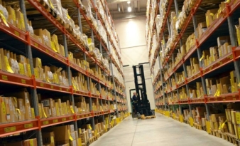 Safety precautions to consider when operating warehouse lifting equipment